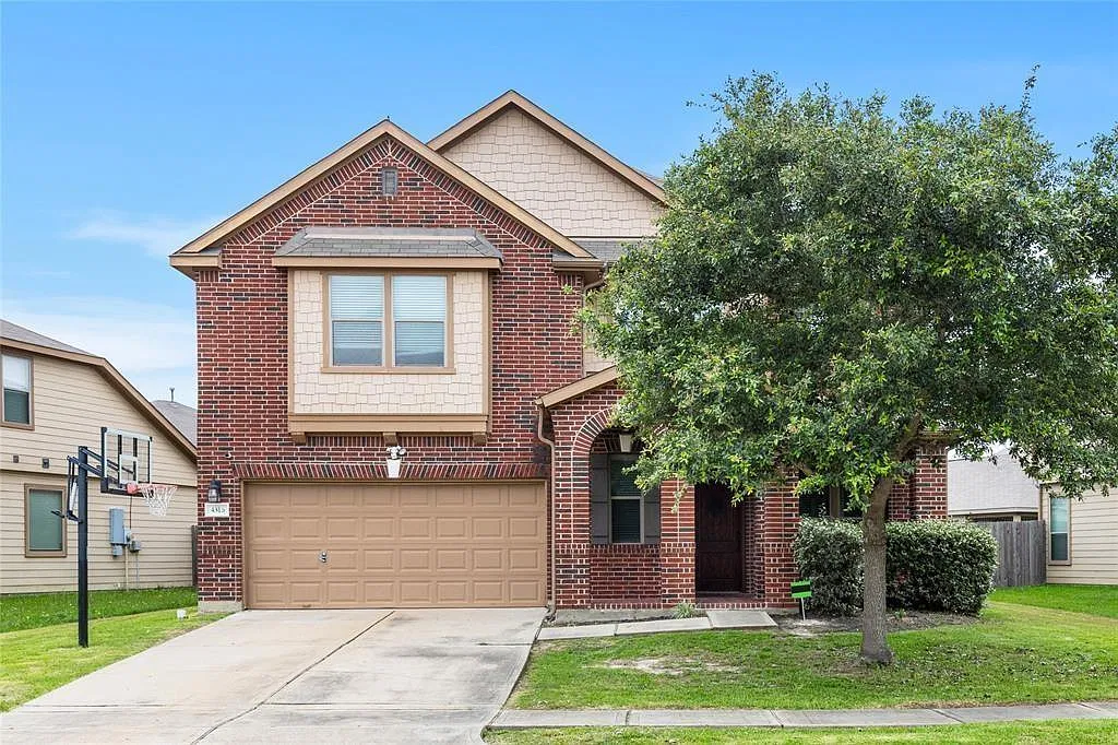 4 bed, 2.5 bath, 2780 sqft, $2,390 — Photo 1