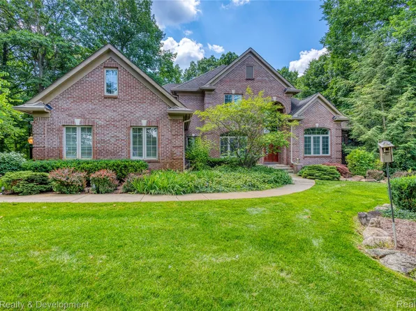 9054 Green Hickory Ln, Fenton, MI 48430