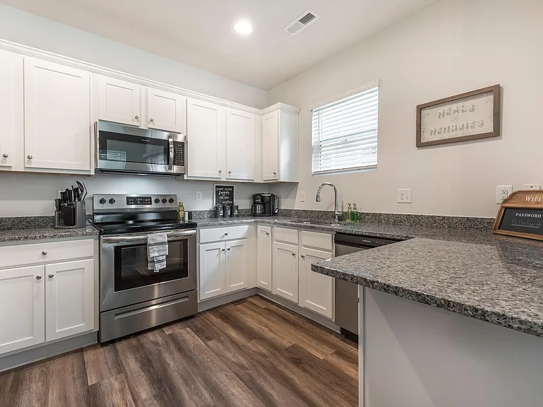 1140 Eastway Dr — Photo 5