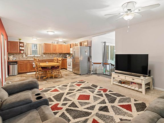3rd image of 2165 Helen Ln