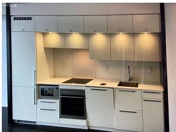 5th image of 15 Grenville St #2608