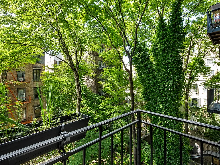 239 W 14th St #4B — Photo 6
