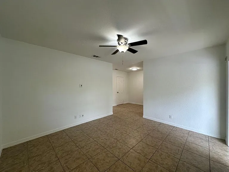 2640 NE 8th Ave — Photo 9