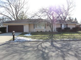 16 Lockman Cir, Elgin, IL 60123