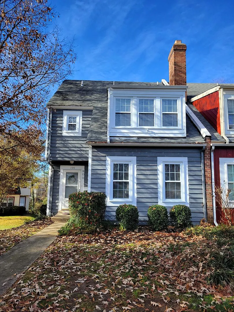 3 Story Townhouse in Sturbridge Village — Photo 1