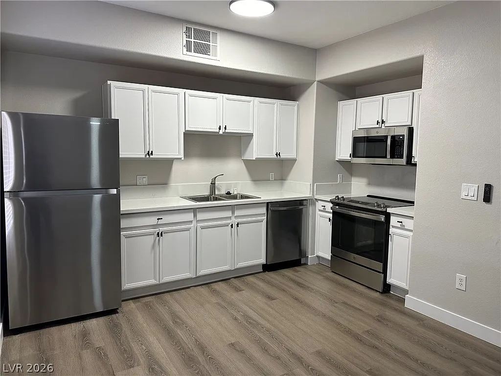 3 bed, 2.0 bath, 1027 sqft, $1,795 — Photo 3