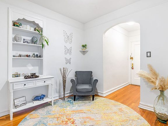 3rd image of 3626 Kings Hwy APT 2D