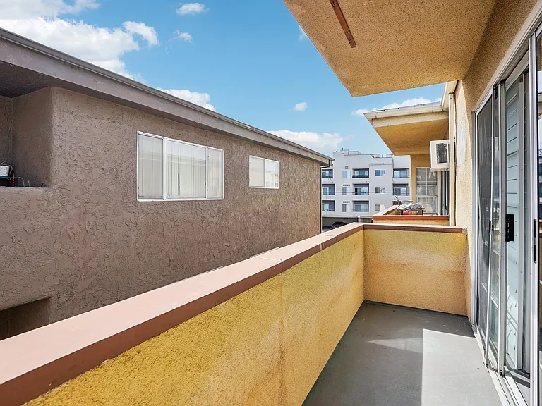 Willis Apartments — Photo 42