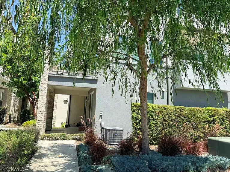 713 Manhattan Dr — Photo 2