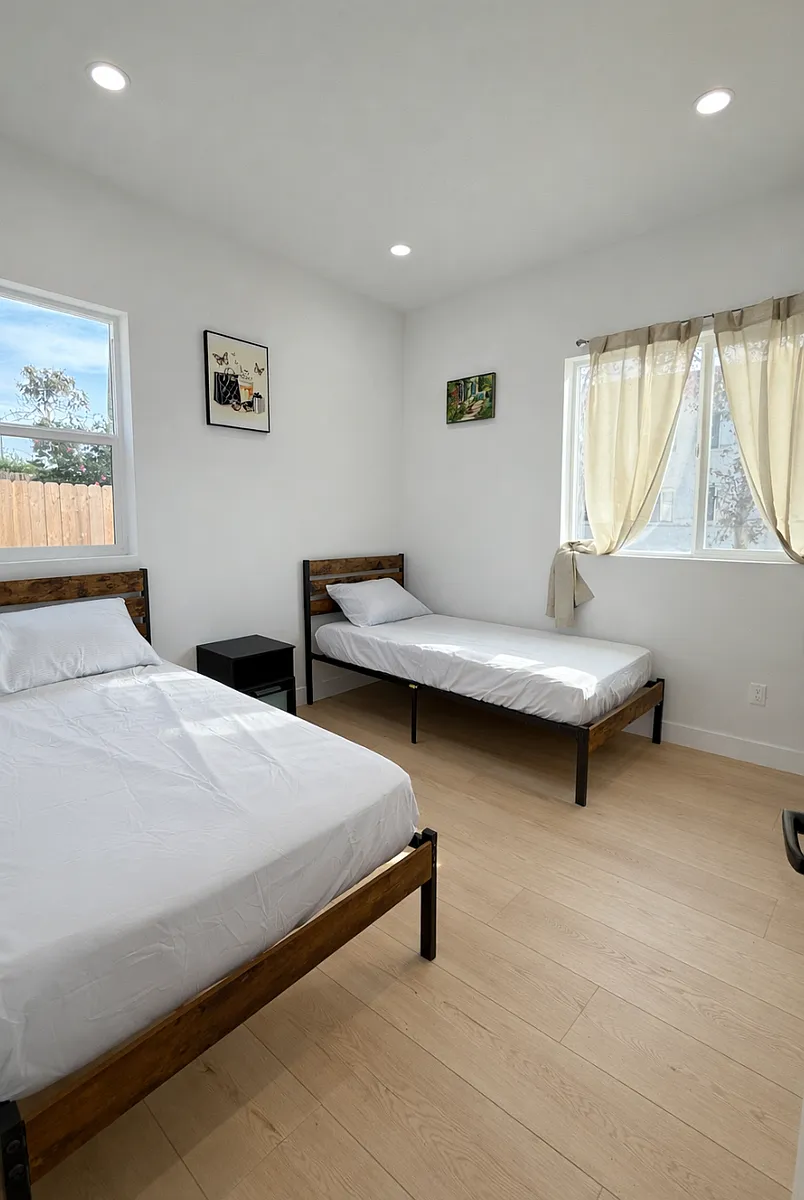 Building Photo - 4513 Rosewood Ave #1