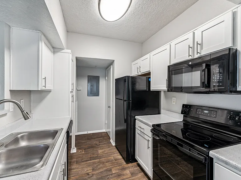 Waterford Creek Apartments — Photo 8
