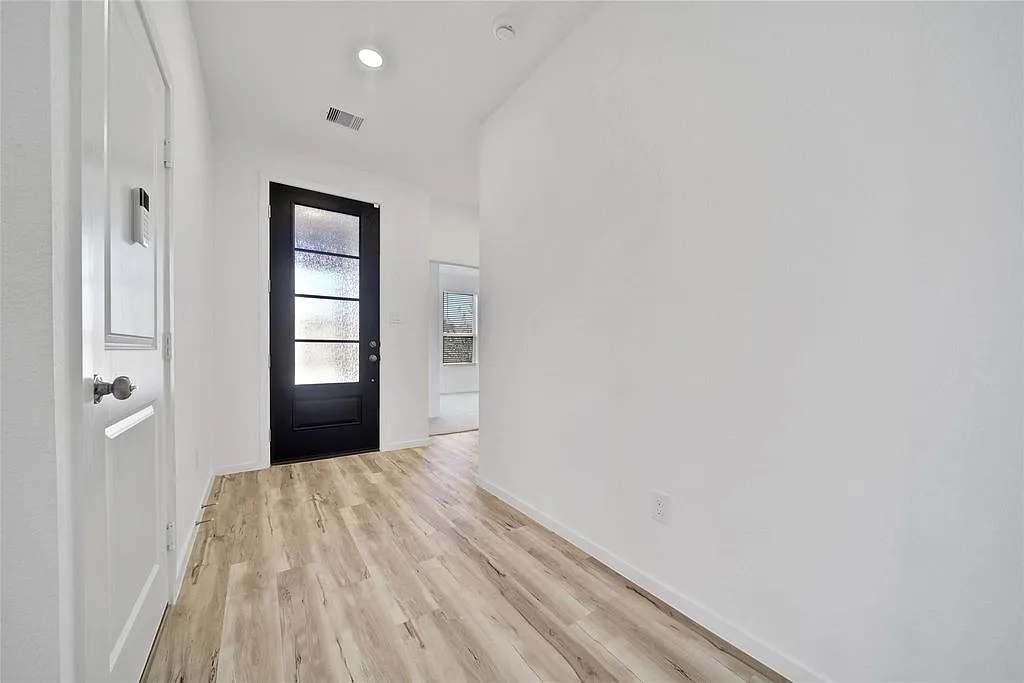 3 bed, 2093 sqft, $2,800 — Photo 2