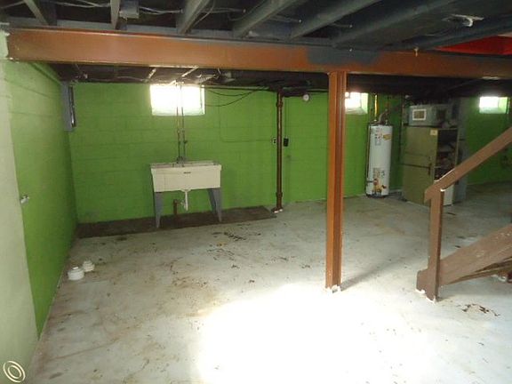 3rd image of 6039 Grandville Ave