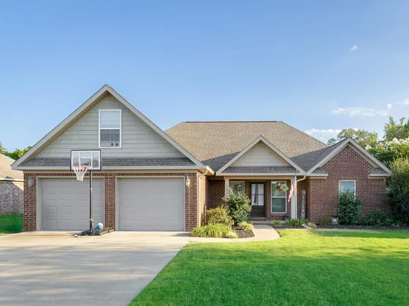 2004 Pleasant Dr, Muscle Shoals, AL 35661