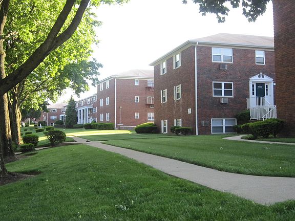 Side Front View - Walk to town or park, golf course