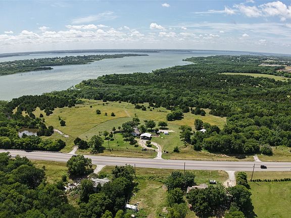 The last property on the right when leaving the peninsula