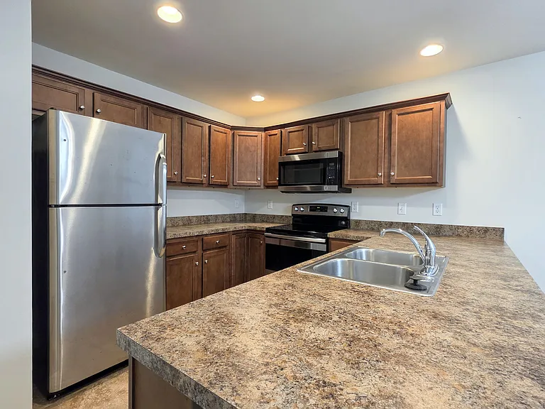 107 Cedarwood Dr — Photo 2