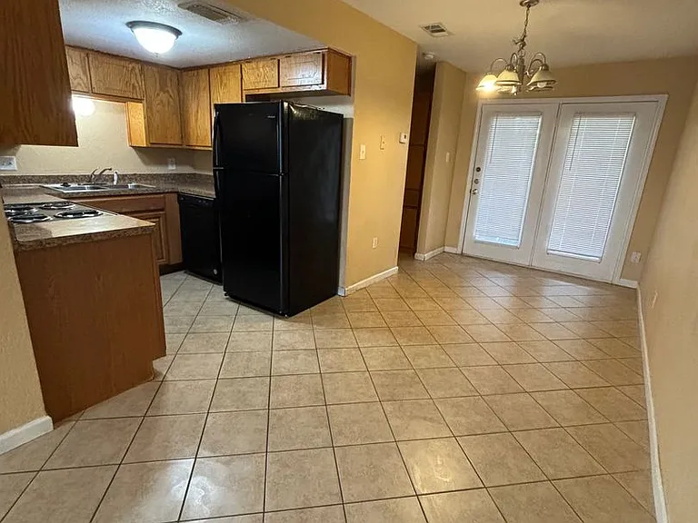 1302 Monroe Loop — Photo 1