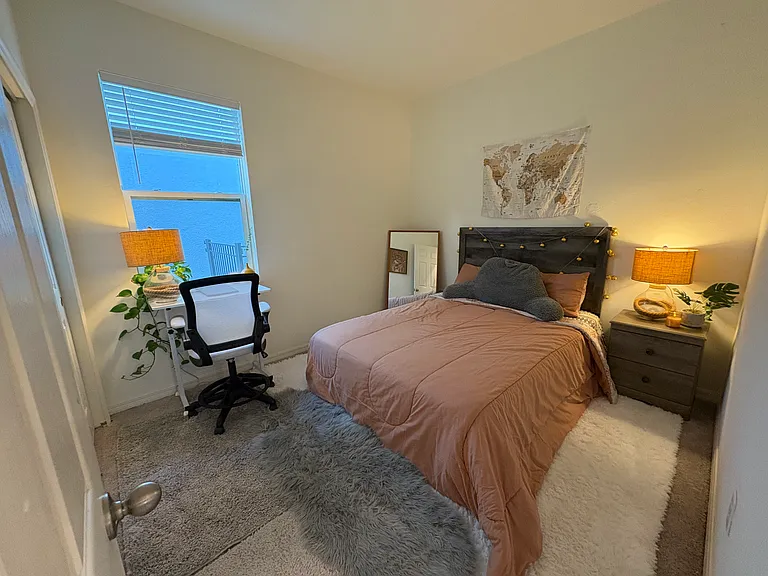 Guest room w queen bed and desk