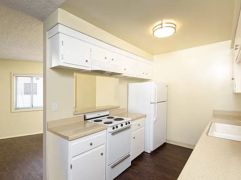 Martin Apartments — Photo 8