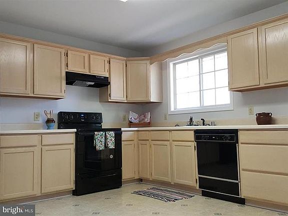 4th image of 587 Cresthaven Ct
