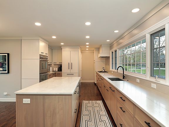 4th image of 921 Woodbine Ln