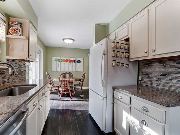 5th image of 3553 Glengary Ave