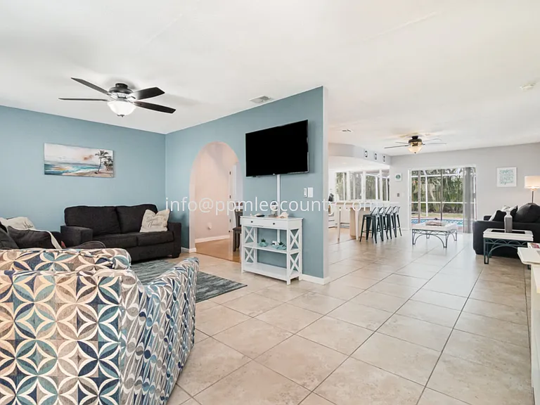 922 SE 25th Ln — Photo 3