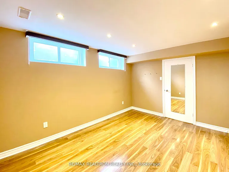 76 Clansman Blvd #LOWER — Photo 17