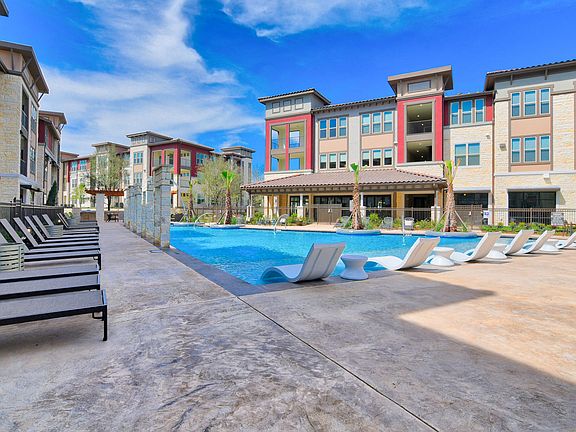 Resort Style Pool - Plenty of Seating