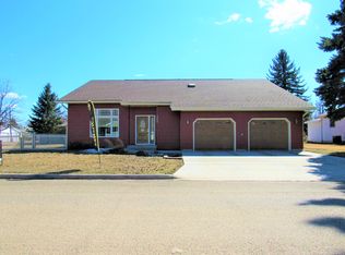 209 3rd St NW, Hazen, ND 58545