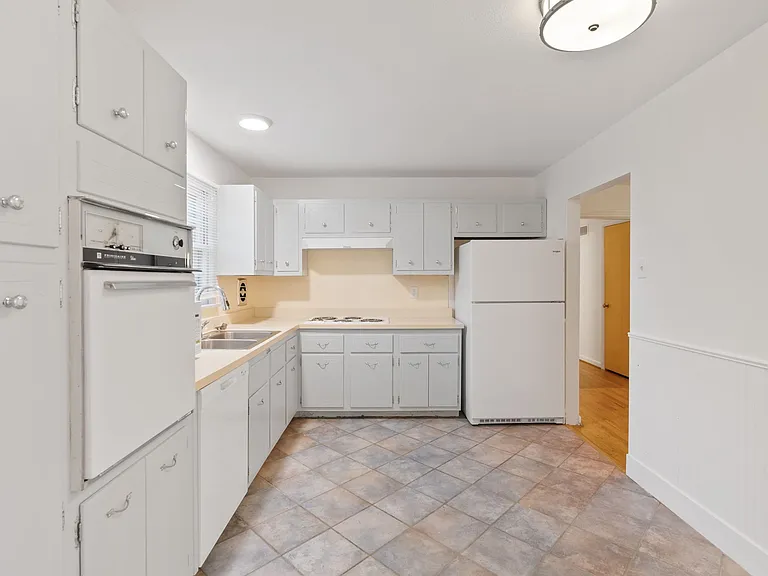 1555 Zurich Dr — Photo 12
