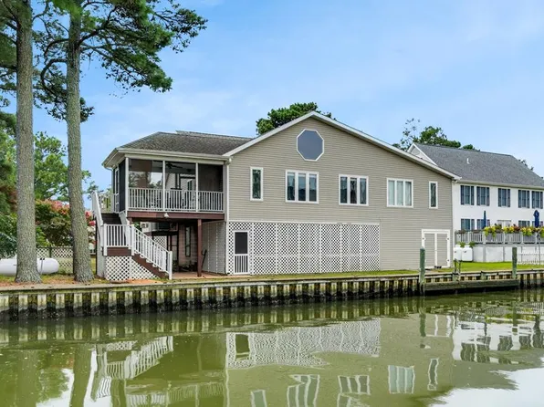 5073 Twilley Dr, Chincoteague, VA 23336