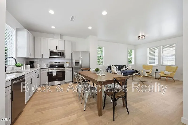 4 bed, 4.5 bath, $3,290 — Photo 3