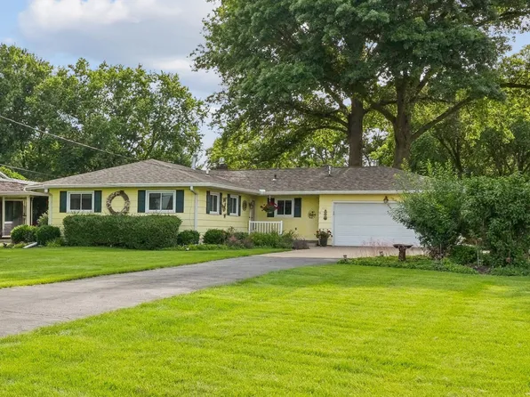 8512 Ridgewood Rd, Rock Island, IL 61201