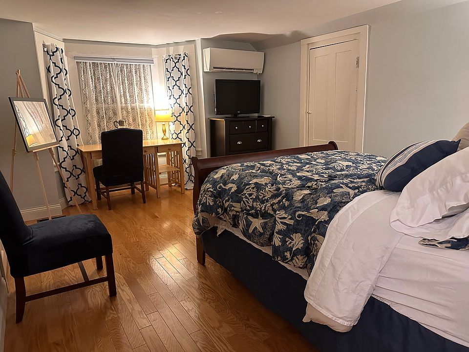 Large Queen bedroom with bay window and large closet
