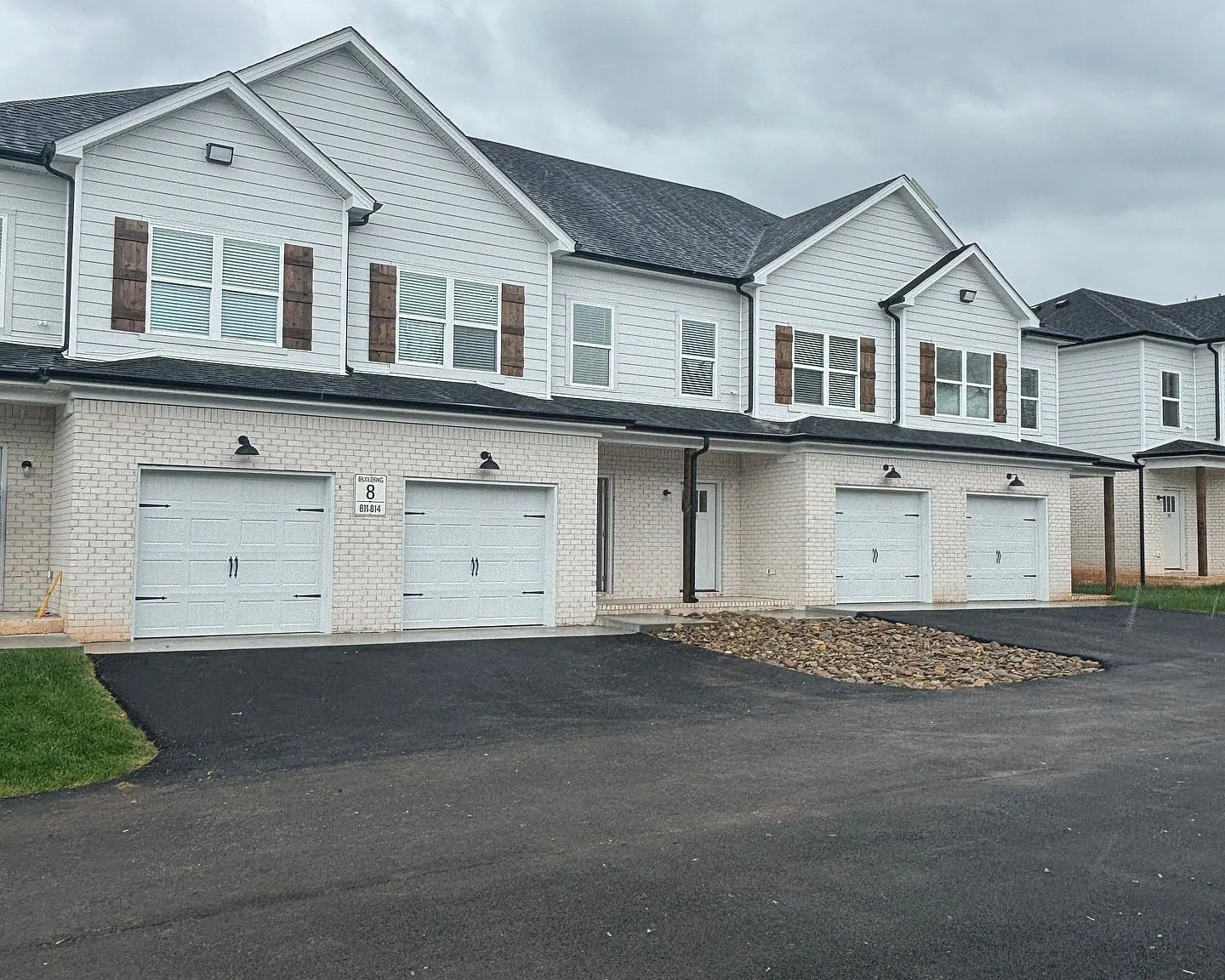 2 Bed/2.5 Bath Townhome with Garage (Trash Included) — Photo 3