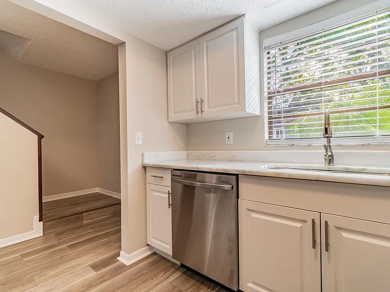 2419 W Stroud Ave #B — Photo 5