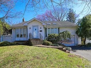 11 Elmwood Ln, Syosset, NY 11791