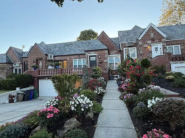 67-08 Thornton Pl, Flushing, NY 11375