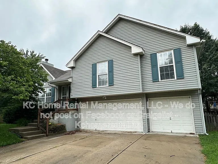 1224 SE Princeton Dr — Photo 2