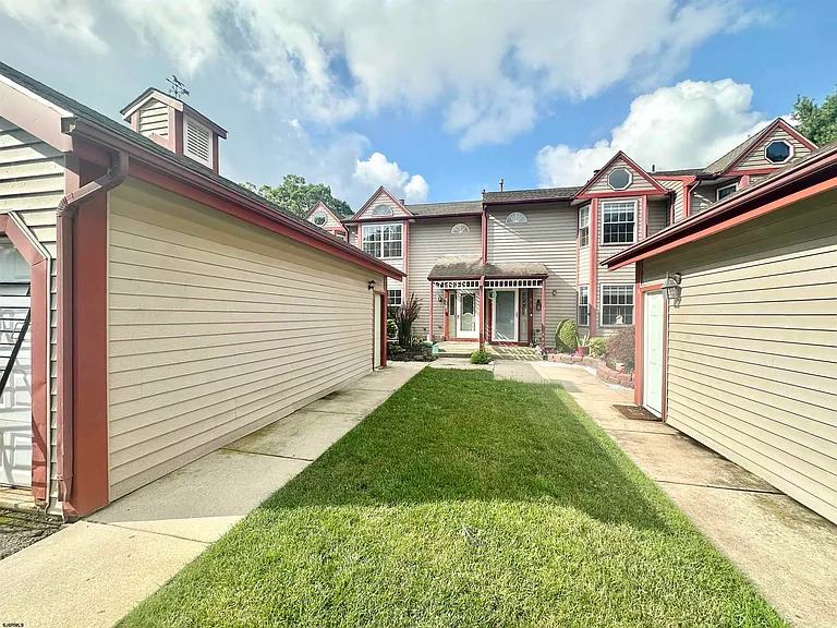 614 Lake Front — Photo 32