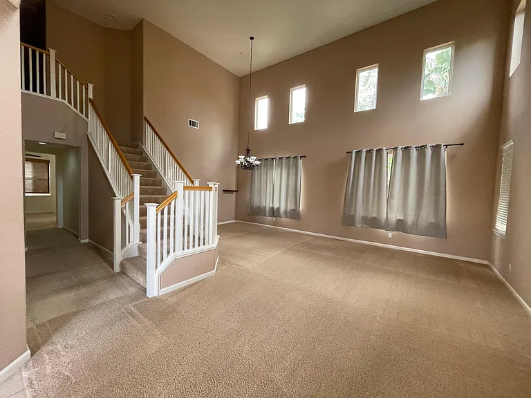 941 Mericrest St — Photo 4