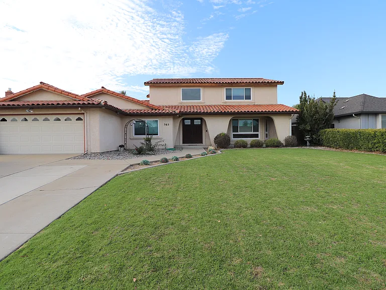 565 Clubhouse Dr — Photo 1