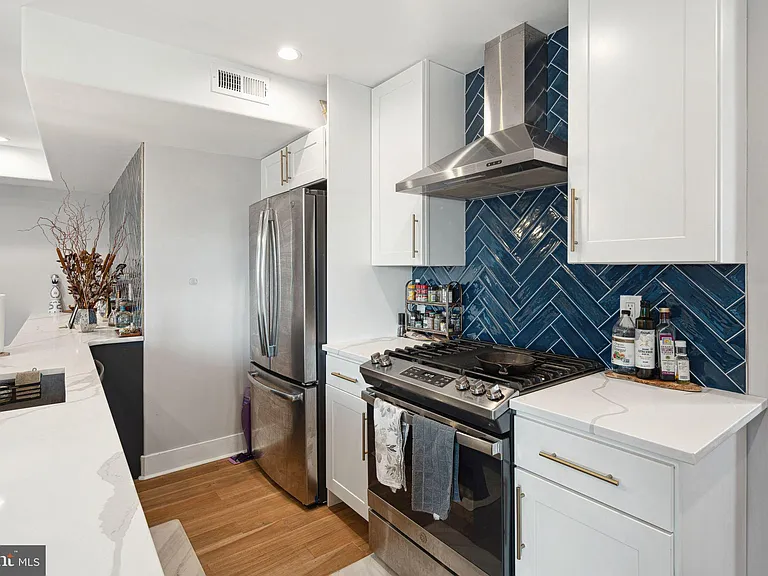 1224 N 26th St #J1 — Photo 3