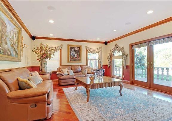 5th image of 4 Martha Dr