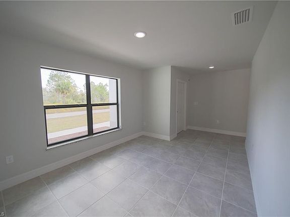 5th image of 805 Clayton Ave
