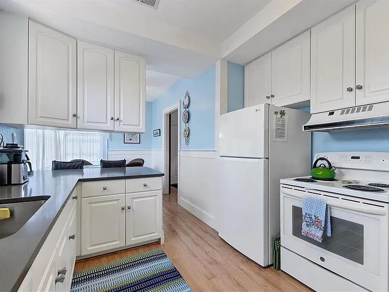 1676 Oak St — Photo 12