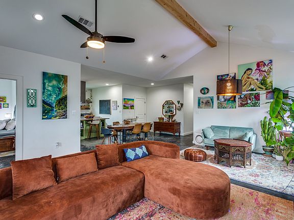 3rd image of 1337 E Magnolia Ave
