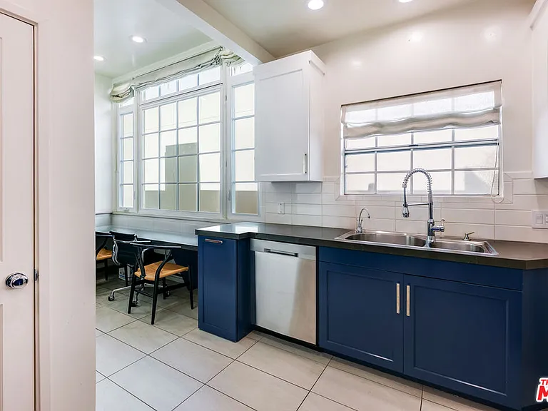 1014 N Doheny Dr — Photo 16